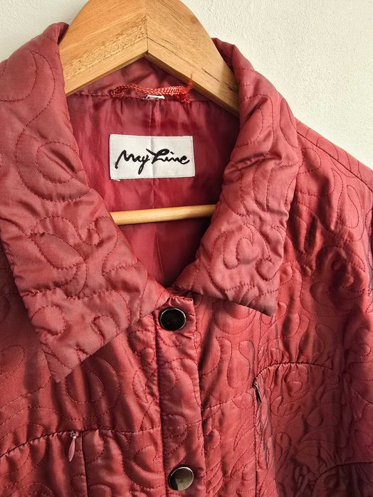 Miedzianoczerwona połyskująca kurtka przejściowa