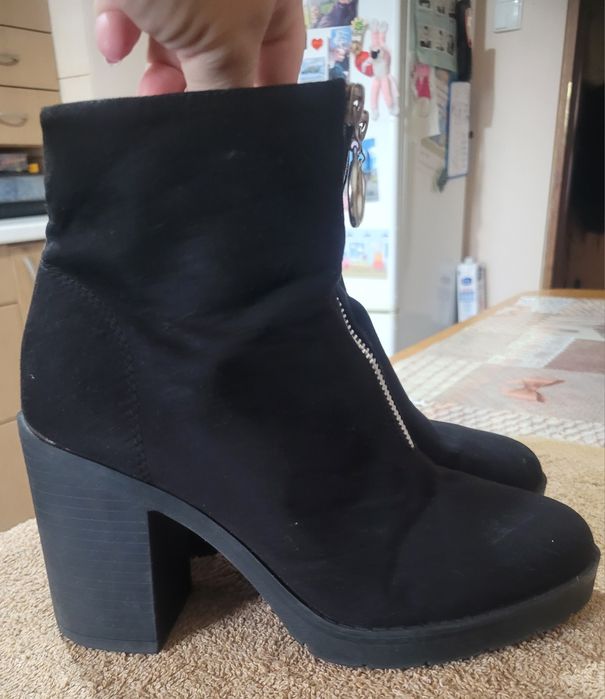 Czarne zamszowe buty