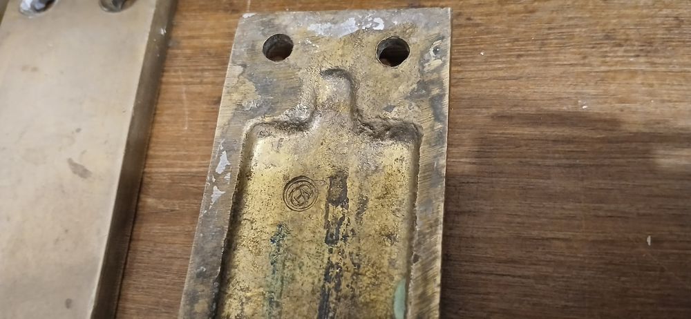 Stare mosiężne szyldy klamki, drzwi, dom.