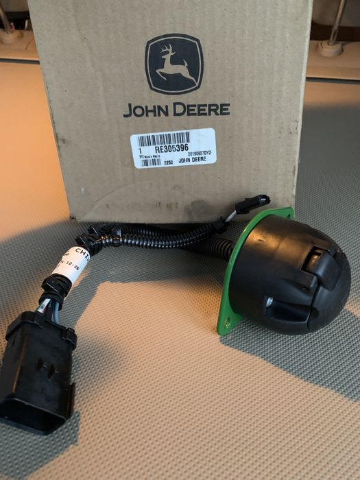 RE305396 Розетка на трактор джон дір