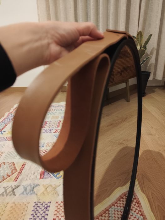 Espelho 50cm diâmetro em ferro preto e couro sintético castanho