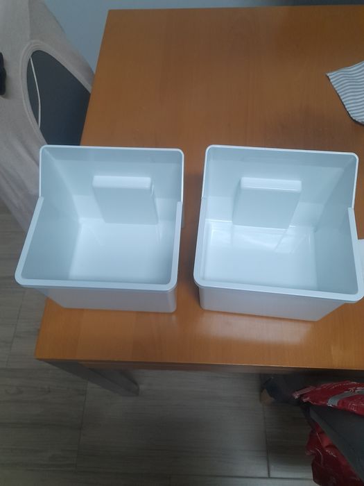Duas caixas de arrumação usadas em bom estado.
