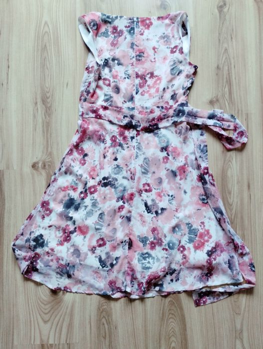 Letnia sukienka w kwiaty 36