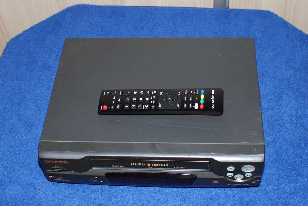 Magnetowid na kasety VHS Sanyo/Universum 6 głowic HiFi z pilotem