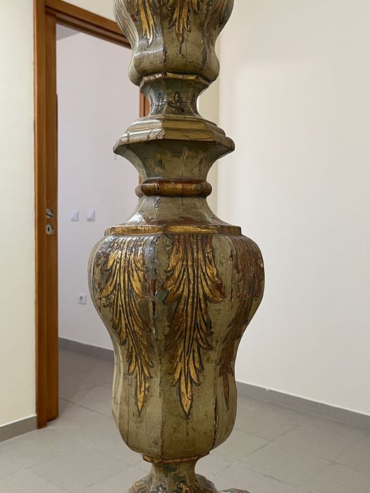 coluna policromada, castiçal de pé barroco