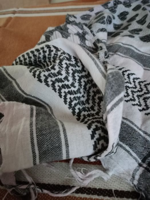 Ładna chusta w trójkątnym kształcie.