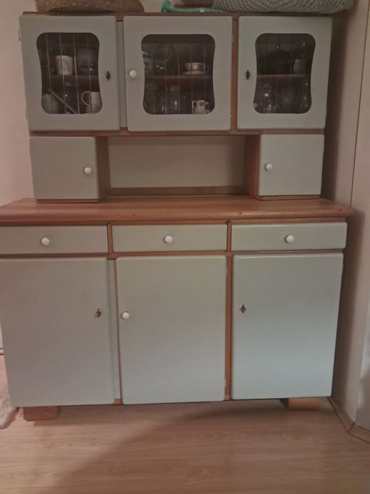 Kredens PRL po renowacji szary