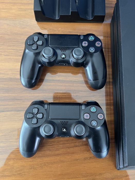 PS4 Pro com 2 comandos e caixa
