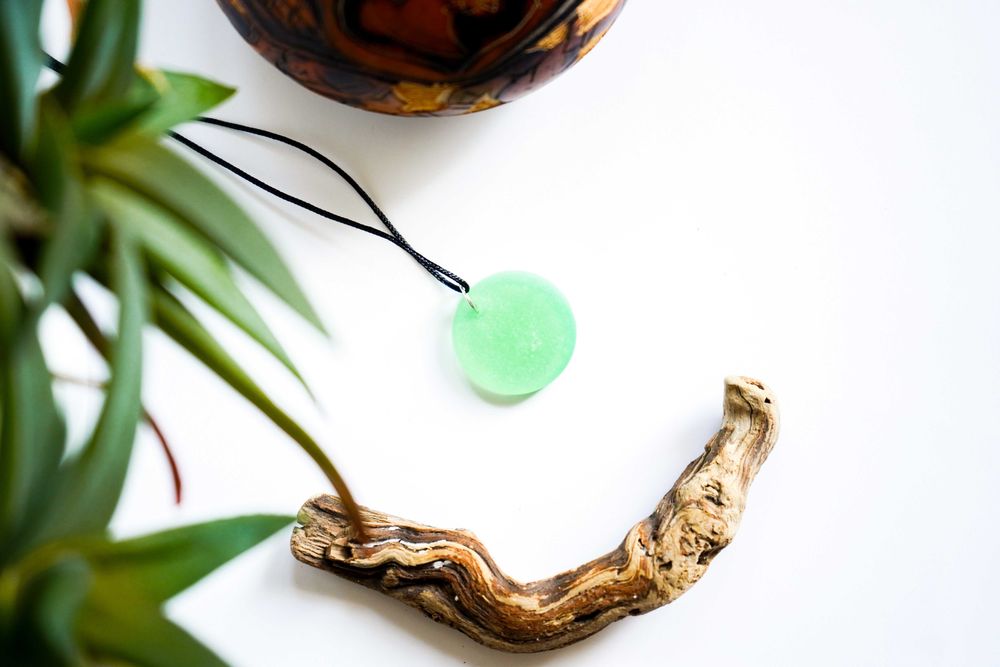 Okrągły, zielony wisiorek świecący w ciemności i UV 2,5 cm handmade