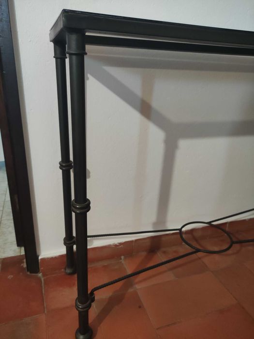 Consola em ferro forjado com tampo de vidro