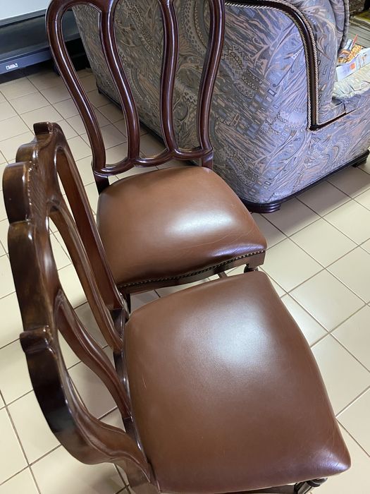 Mesa jantar oval extensível em mogno mais seis cadeiras em pele