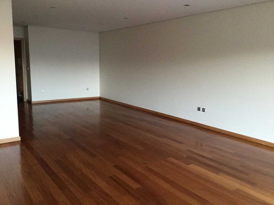 Apartamento T4 - Ultimo piso - 2 frentes - com varanda!