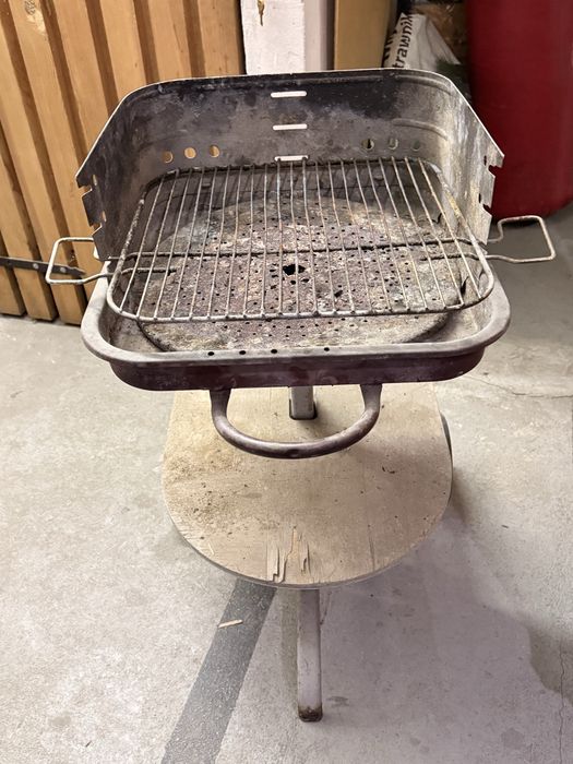 Duży stabilny solidny grill ogrodowy