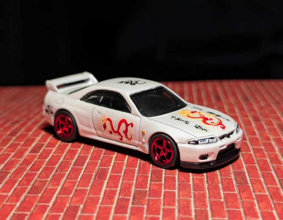 Hot Wheels Nissan Skyline GT-R R33 + Custom Red Dragon