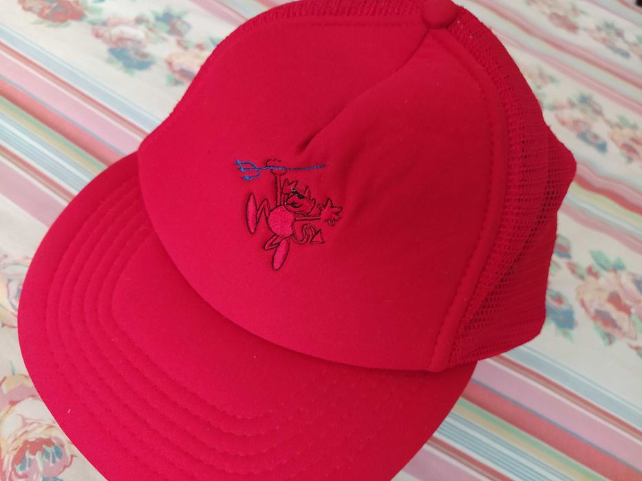 Boné novo ajustável com diabinho vermelho