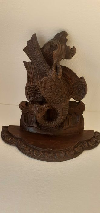 Peça decorativa talhada em madeira