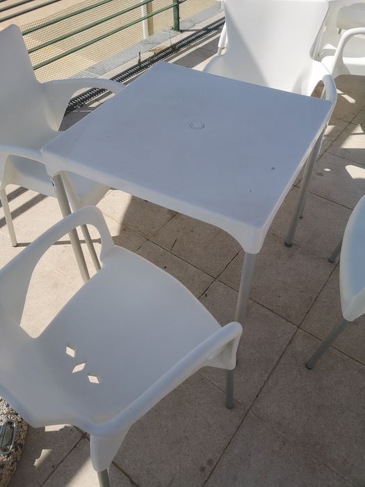 Esplanada cadeiras e mesas