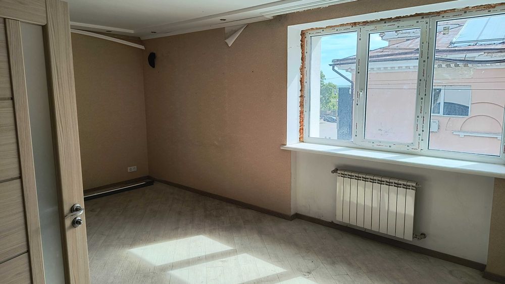 Продається 3-кімнатна квартира в м.Ізюм