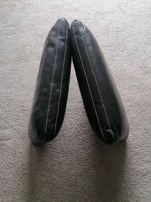 Almofadas em pele castanha com pesponto a branco