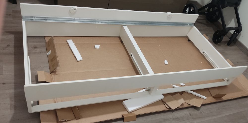 Cama Ikea com arrumação