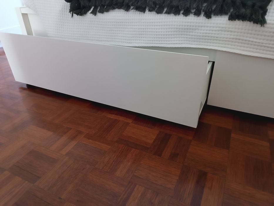 Cama com gavetões e estrato