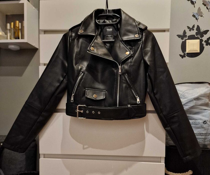 Krótka kurtka biker z paskiem