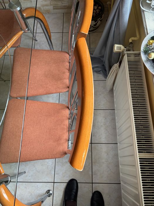 Szklany stół z krzesłami