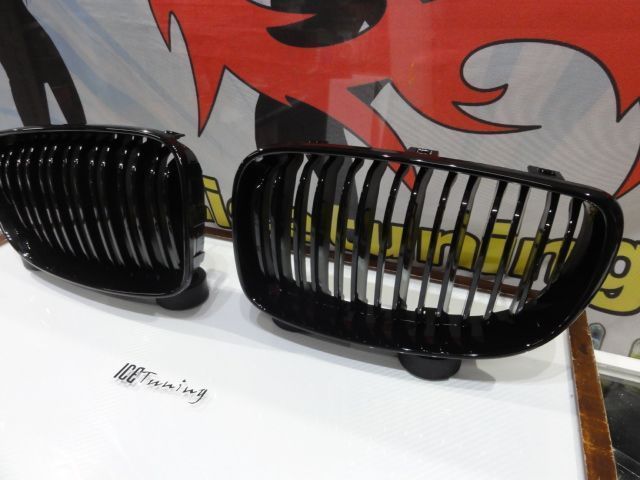 Grelha frontal BMW E81 / E82 / E87 / E88 LCI 07-11 M4 look / dupla lamina em preto piano brilhante
