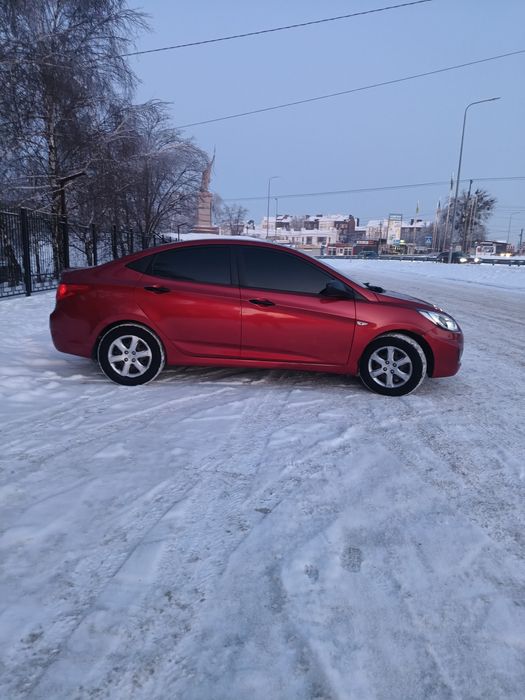 Продам надійний, економічний та не дорогий в обслуговуванні автомобіль Хюндай Акцент 2012року випуску з двигуном 1.4 (107к.с./4циліндра -16клапанів) газ/бензин, на механічній коробці передач. По кузову ціла, не гнила і не ржава. Двигун працює чітко, не троїть, не сапунить. По коробці передач теж питань немає. Щеплення не буксує. В автомобілі все працює (ручнік, abs, мультимедіа, камера заднього виду і т.д.). Об'єм багажника 307л, паливний бак 43л.
Компактний, маневрений та надійний автомобіль, довезе до Сан Франциско і назад. Адекватний торг присутній, переоформлення.