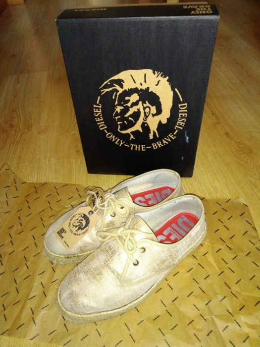 Ténis Diesel dourados corda tamanho 39