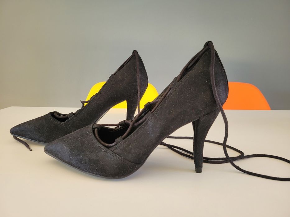 Buty na obcasie wiązane szpilki