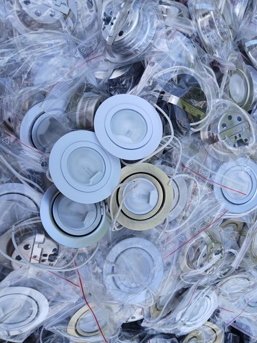 Lampka sufitowa nowe kompletne lampki wpuszczane 12V