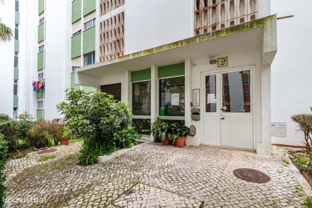 Apartamento T3+1 c/ Marquise em Santo António dos Cavaleiros