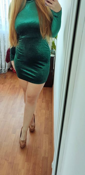 Zielona butelkowa welurowa sukienka mini miniówka długi rękaw odkryte