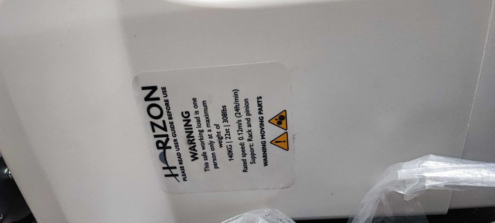 Elevador de escada para pessoas com deficiência.