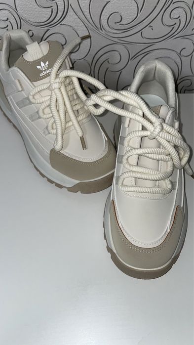 Нові кросівки, беж 41р