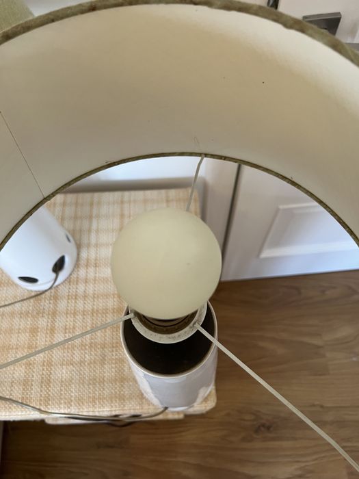 2 candeeiros loiça branca e abajur verde claro