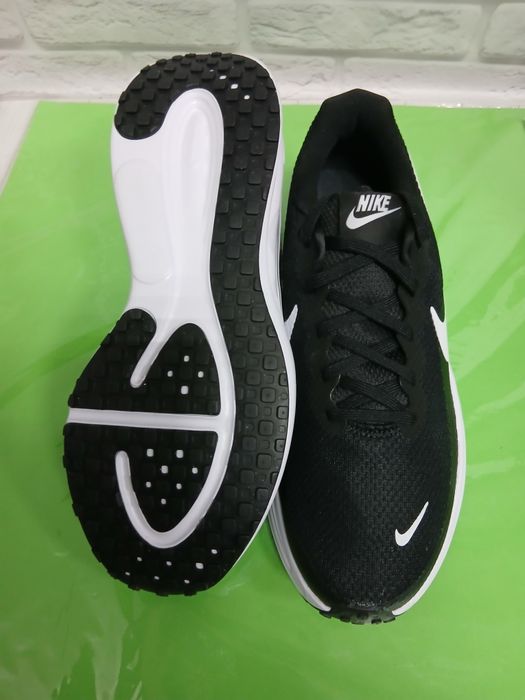 чоловічі бігові кросівки Nike Revolution 8 Black (артикул HJ9198-003).