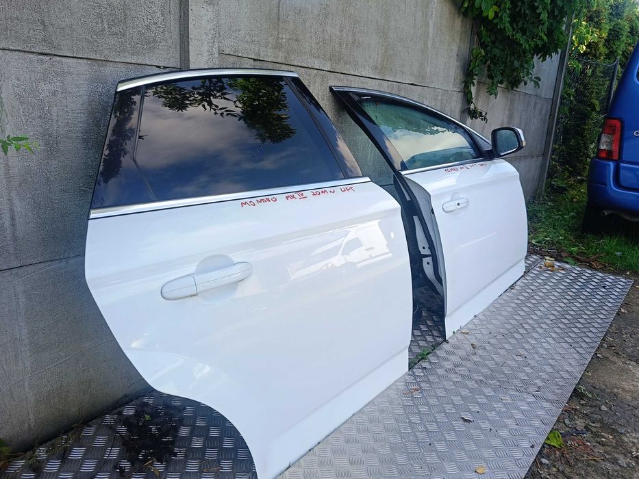 Drzwi Prawy Przód / Prawy Tył Ford Mondeo MK4 HB / Kolor F6 / W kolor