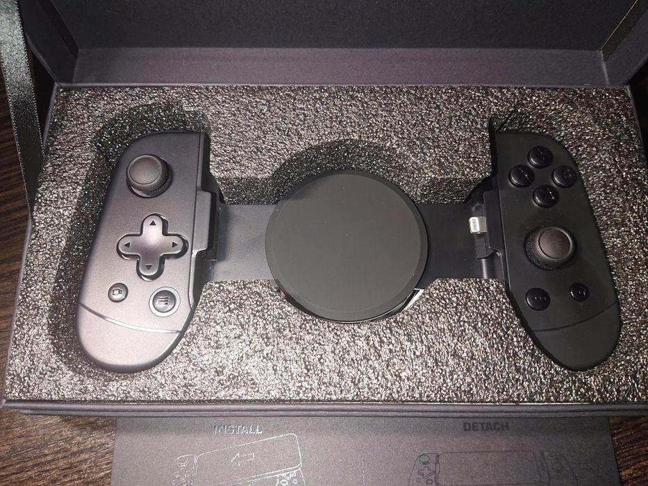 Мобільний ігровий контролер LeadJoy M1 для iPhone з роз'ємом Lightning