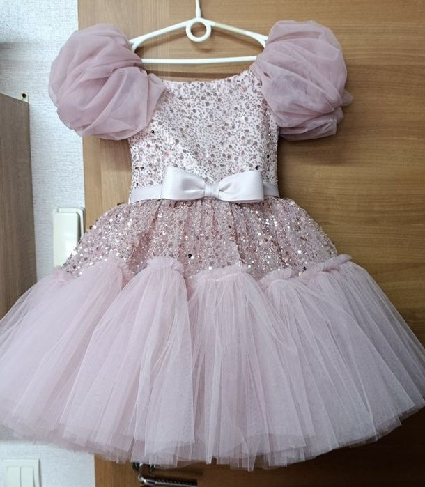 Прокат суконь і карнавальних костюмів. Рівне. Центр.