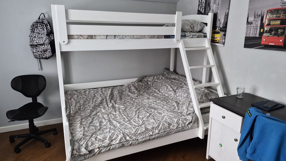 Двоповерхове дерев'яне ліжко