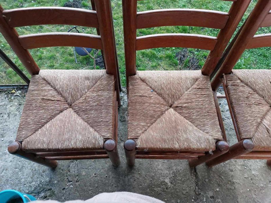 Крісла дуже добротні деревяні