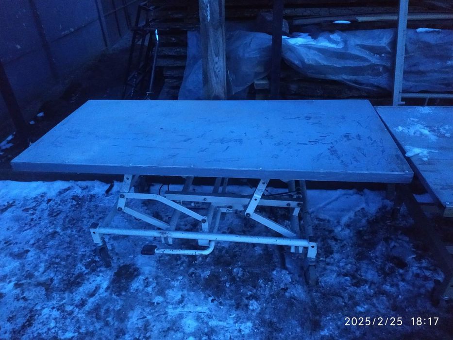 Стіл металевий на колещатах