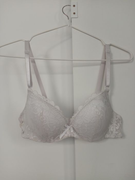 Biały biustonosz z koronką