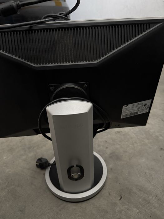 Monitor Samsung com cabos