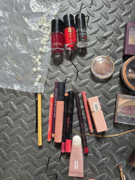 Kosmetyki widoczne na zdjeciu