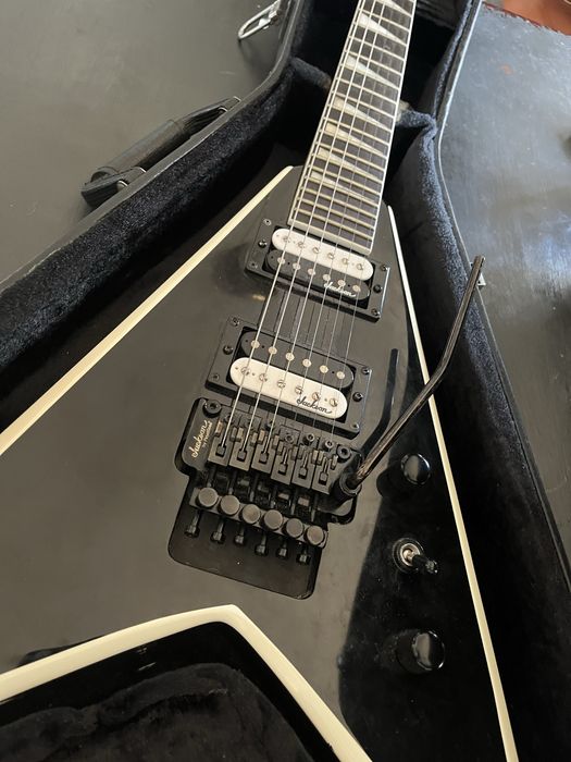 Jackson js32 king v black and white com hardcase