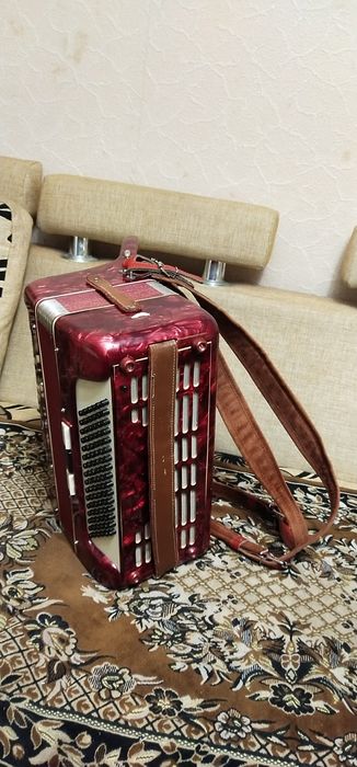 Німецький 3/4 акордеон,9+3 регістра.