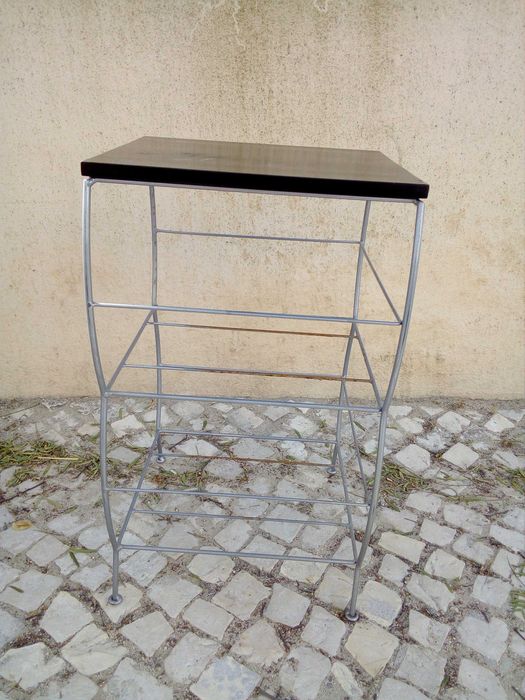 Mesa de apoio. em metal com tampo em Plástico